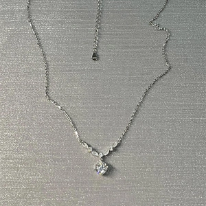 Élégant collier V en argent sterling S925 avec zircon rond et détails de blé marquise