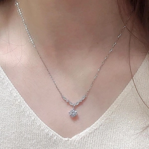 Collier exquis en argent avec un pendentif en zircon rond et un connecteur en V pour femmes