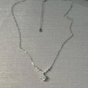 Collier en argent S925 avec pendentif en zircon rond et design d'épi raffiné