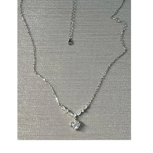 Collier élégant en argent S925 avec pendentif en zircon rond et détails en forme de V