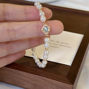 Elegant Clover Pendant Artificial Pearl Bracelet For Women Gold Plated Copper Synthetic Artificial Pearl Handcrafted Sweet Jewelry Gift