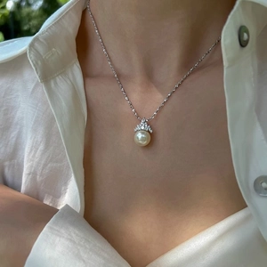 Collier Pendentif Künstliche Perle Élégant Design Couronne Cuivre Zircon Style Français Luxe Chaîne Clavicule Bijoux Femmes