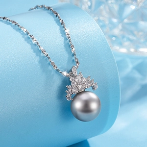 Collier perle couronne élégant avec pendentif gris rond et zircons étincelants