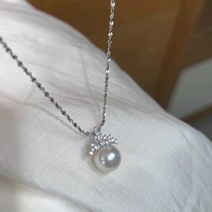 Élégant collier de perles blanches avec pendentif couronne argentée et zircons brillants