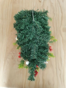 Nahaufnahme eines künstlichen Weihnachtsschm Weihnachtsanhängers mit roten Beeren auf Holz