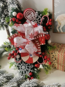 Detail eines tropfenförmigen Weihnachtsgestecks mit Tannennadeln und Zuckerstangen-Deko