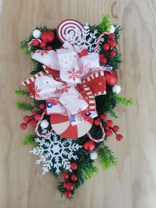 Detail von Weihnachts-Türhänger mit roten Beeren, Zuckerstangen und Christbaumkugeln