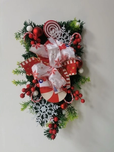 Details der Weihnachts-Türhänger mit Zuckerstangen, roten Beeren und Schneeflockenschleife
