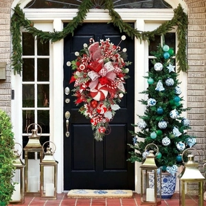 Detailansicht einer Weihnachts-Tränengirlande mit rot-weißen Zuckerstangen-Motiven