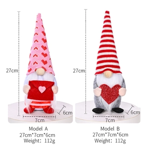 Detailed view of two Valentine gnomes with pink hearts and envelopes at 27cm height