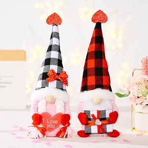 Détail de gnomes de la Saint-Valentin avec chapeaux à carreaux et cœurs