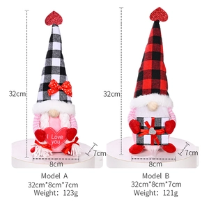 Détails de gnomes à carreaux rouges et noirs avec cœurs à paillettes et texture tricotée