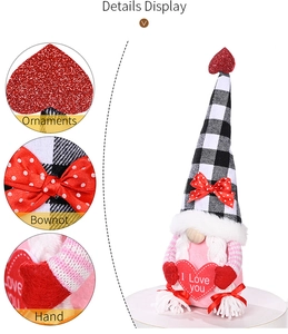 Détail d'un gnome de la Saint-Valentin avec nœud à pois et signe de cœur I Love You