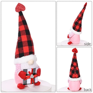 Vues latérales et arrière d'un nain de la Saint-Valentin en peluche avec boîte cadeau à carreaux