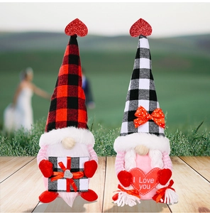 Détail de gnomes de la Saint-Valentin avec chapeaux à carreaux et ornement de cœur