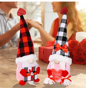 Détails de nains de la Saint-Valentin avec chapeaux à carreaux et cœurs I Love You