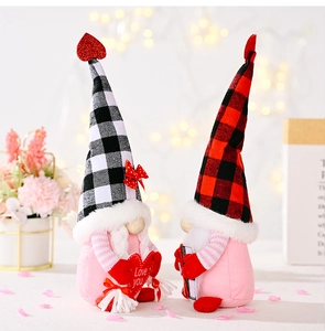 Gros plan de gnomes roses sans visage avec chapeaux à carreaux pour la Saint-Valentin