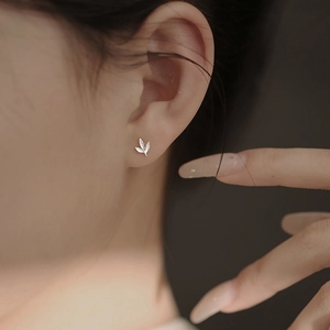Clou d'oreille feuille minimaliste en argent sterling S925 avec textures de veines fines