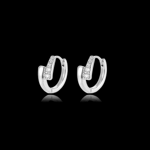 Orecchini a cerchio in argento con tre zirconi verticali su riflesso nero lucido