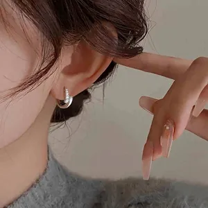 Orecchini a cerchio in argento di lusso con micro-pave e design geometrico da donna