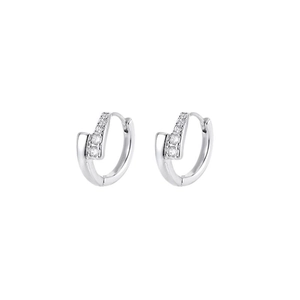 Orecchini a cerchio incrociati in argento con zirconi cubici scintillanti micro-pave