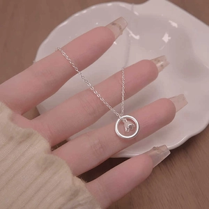 Elegante silberne Halskette mit Maiglöckchen-Anhänger im runden Design für Damen