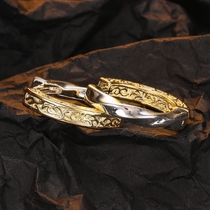 Retro textured contrast ring set with vintage floral engraving and silver twisted band