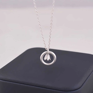 Silberne Orchideen-Halskette mit mattem Ring-Design und eleganter Kreuzgliederkette