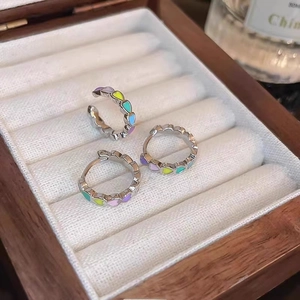 Parure de boucles d'oreilles cœur en émail coloré avec créoles et manchette en argent