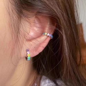 Boucles d'oreilles cœur arc-en-ciel avec cœurs en émail colorés sur anneaux argentés