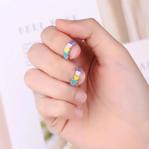 Boucles d'oreilles créoles coeur en émail coloré au design minimaliste argenté