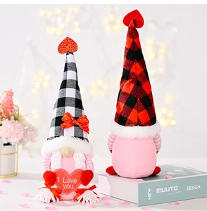 Détail de gnomes de Saint-Valentin avec chapeaux à carreaux et panneau coeur I Love You