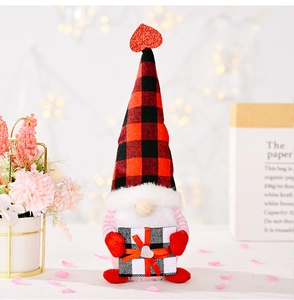 Détail d'un gnome de la Saint-Valentin avec chapeau à carreaux et boîte cadeau cœur
