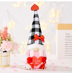 Détail d'un gnome de la Saint-Valentin tenant un cœur rouge marqué I Love You