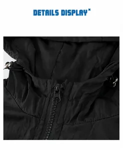 Détails de la veste noire à capuche avec fermeture éclair et cordon de serrage