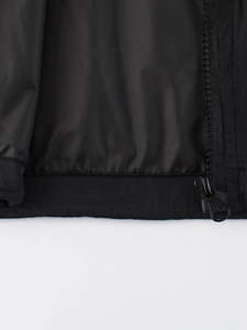 Coupe-vent à capuche classique en tissu imperméable avec détail à double fermeture
