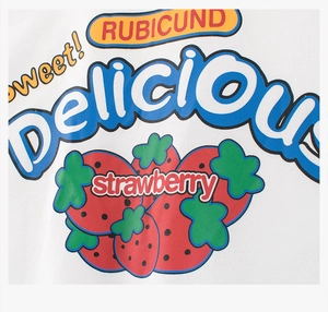 Macro-opname van kleurrijke aardbeienprint en zoete tekst op wit katoenen kinder-t-shirt