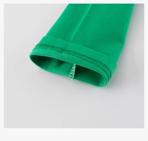 Detail van de groene shirtmanchet met lange mouwen en nauwkeurige dubbele stiksels