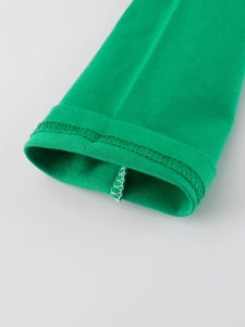Detail van groene kinder-T-shirt met lange mouwen en stevige dubbelnaalds gestikte manchetten