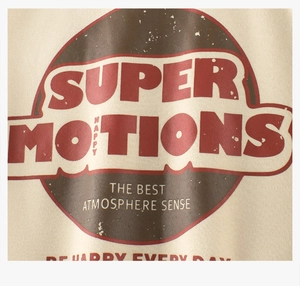Gros plan de l'imprimé rétro sur sweat en molleton beige avec texte graphique