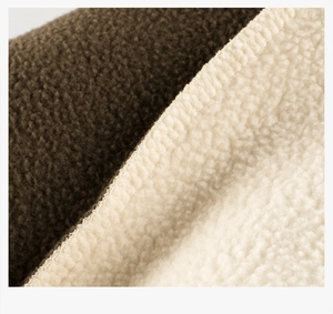 Détail de polaire marron et doublure sherpa crème avec couture surjetée de qualité
