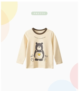 Détail du t-shirt beige en coton pour enfants à manches longues avec imprimé ours mignon