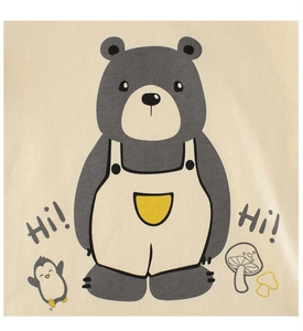 Détail de l'imprimé dessin animé ours et pingouin sur le t-shirt en coton beige