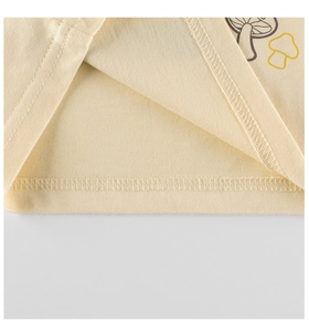 Détail de chemise en coton imprimé champignon avec couture double aiguille à l'ourlet