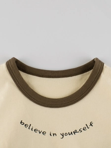 T-shirt manches longues enfant avec col contrasté et slogan motivant imprimé