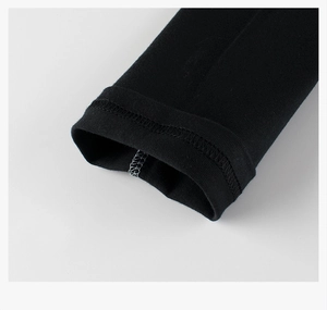 Vue détaillée de la couture overlock et du tissu en maille de qualité sur la manchette noire