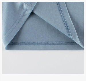 Détail d'un t-shirt à manches raglan bleu montrant l'ourlet et le tissu en maille