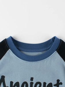 T-shirt à manches raglan pour enfants avec imprimé Ancient et col rond en maille côtelée