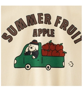 Dettaglio della stampa cane e camion di mele su t-shirt a maniche lunghe in cotone beige