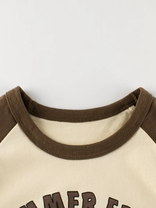 Maglietta a maniche lunghe raglan per bambini con stampa vintage marrone e crema
